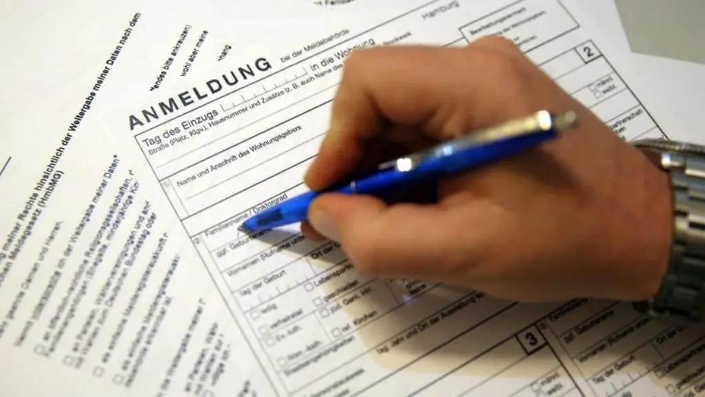 Meldeunterlagen-fuer-das-Einwohnermeldeamt-liegen-auf-einem-Tisch
