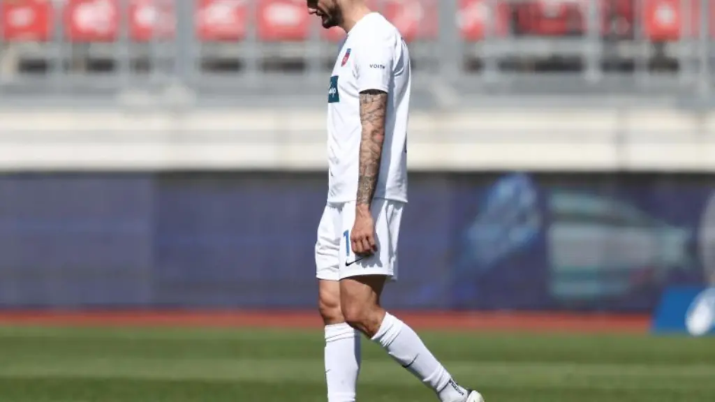 Heidenheims-Tim-Kleindienst-geht-nach-dem-Abpfiff-ueber-den-Rasen