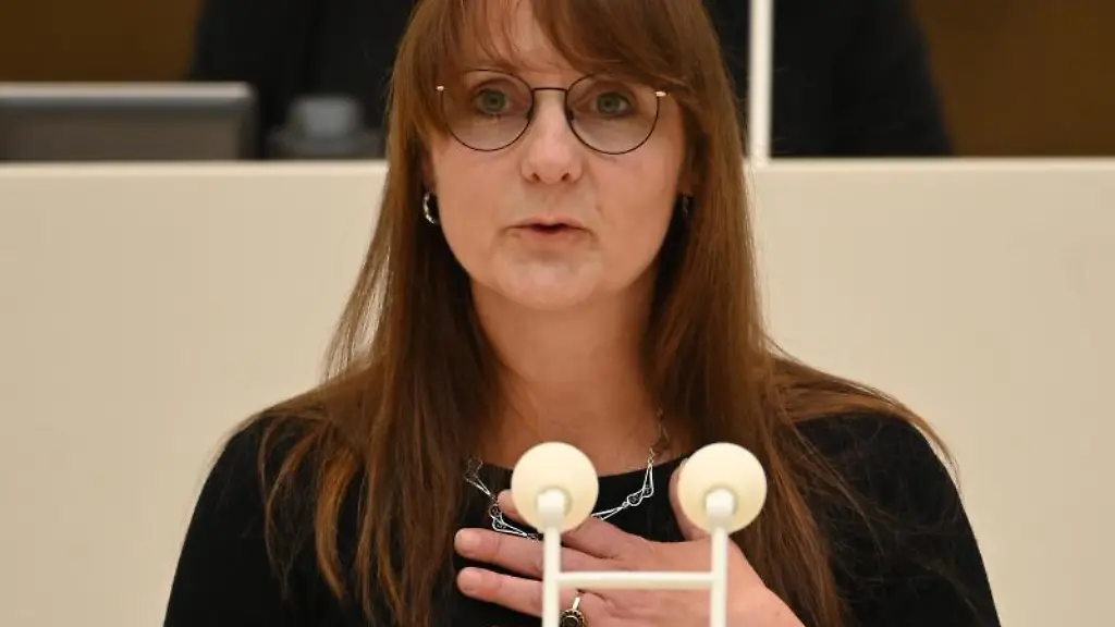 Katrin-Lange-SPD-spricht-im-Landtag