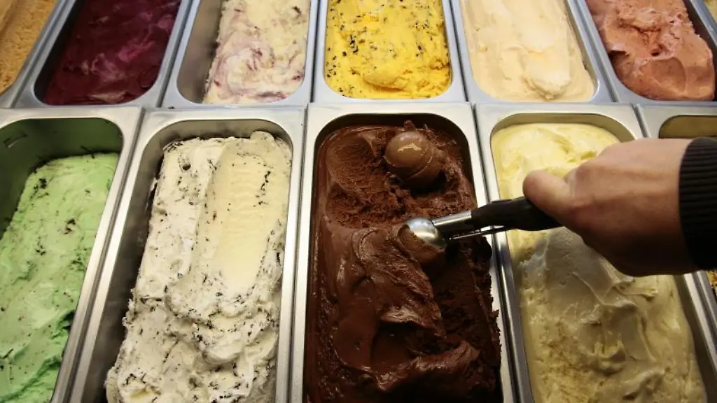 Ein-Eisverkaeufer-formt-eine-Kugel-Eis