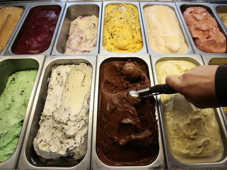 Ein-Eisverkaeufer-formt-eine-Kugel-Eis