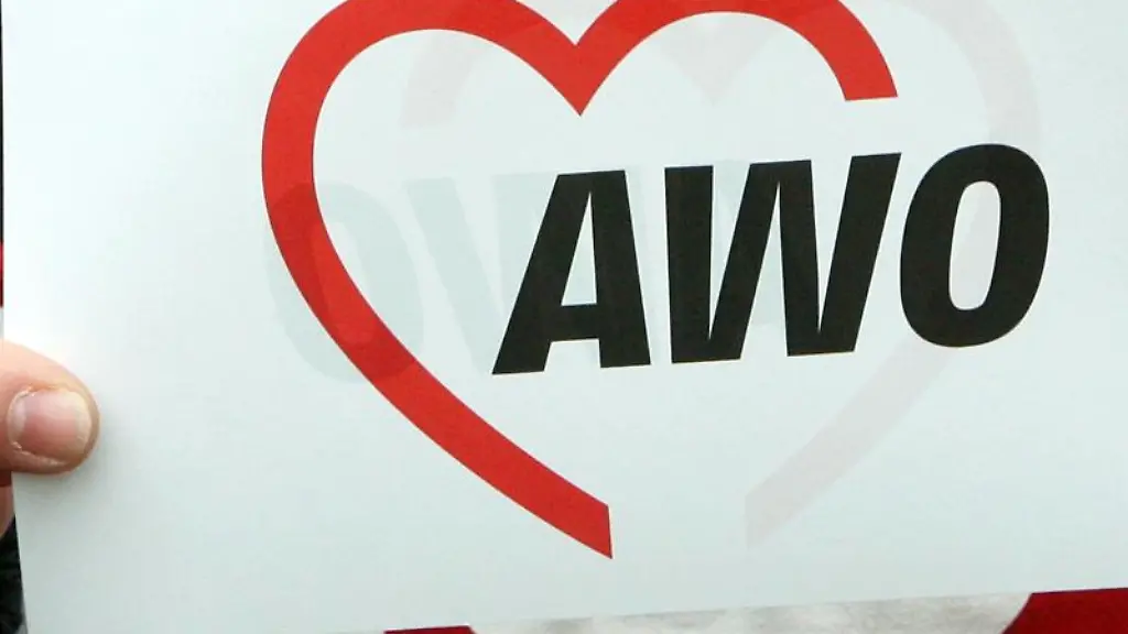 Das-Logo-der-Arbeiterwohlfahrt-AWO-ist-auf-einem-Papier-zu-lesen