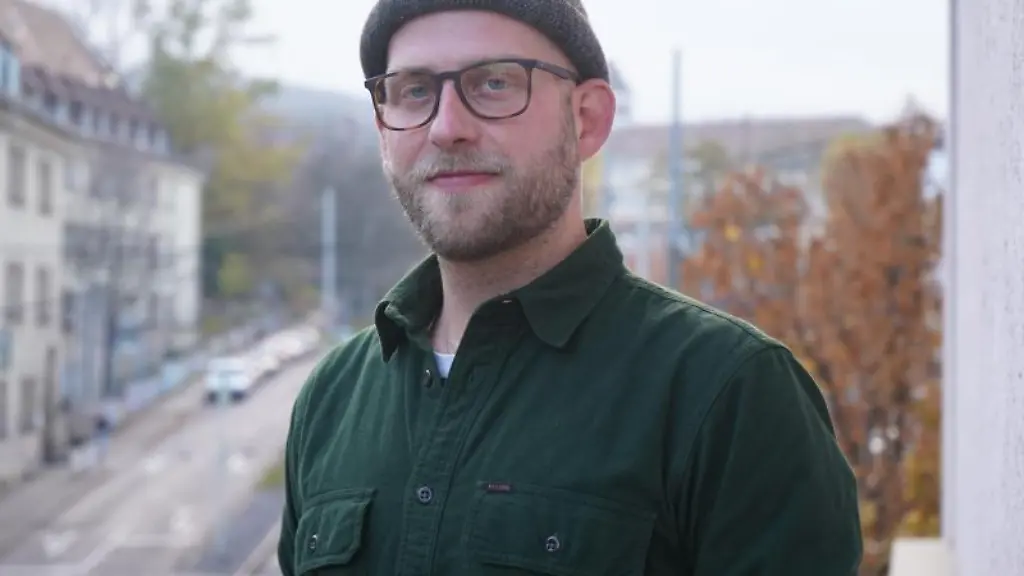 Streetworker-Simon-Fregin-steht-an-einer-Strasse