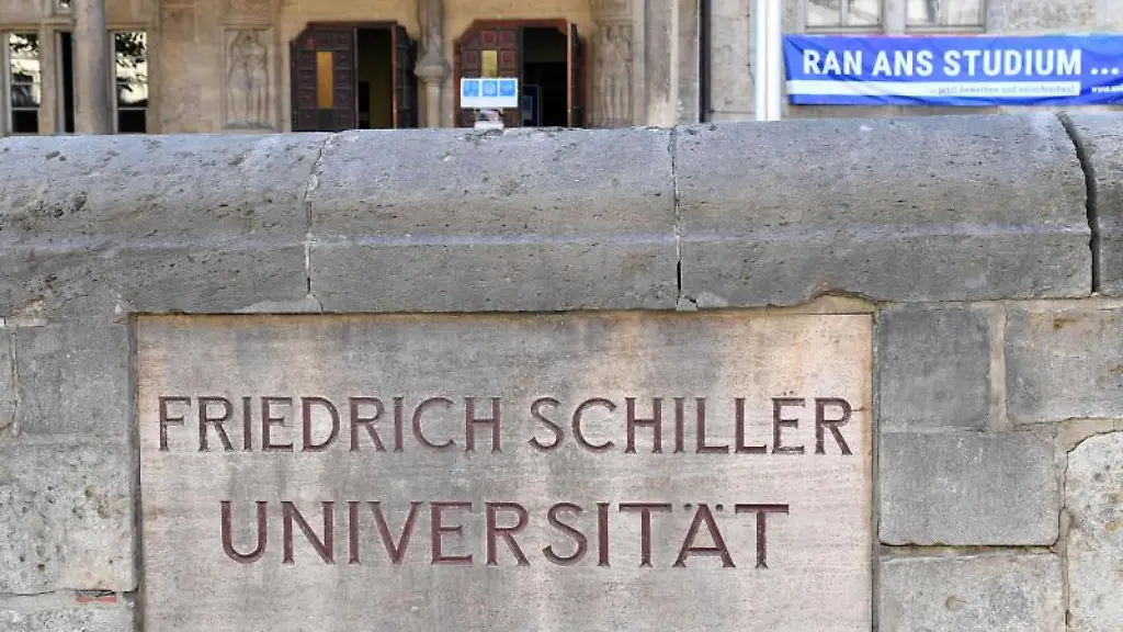 Friedrich-Schiller-Universitaet-steht-am-Eingang-des-Hauptgebaeudes-der-Uni-in-Jena