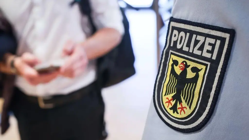 Ein-Beamter-der-Bundespolizei-kontrolliert-einen-Mann
