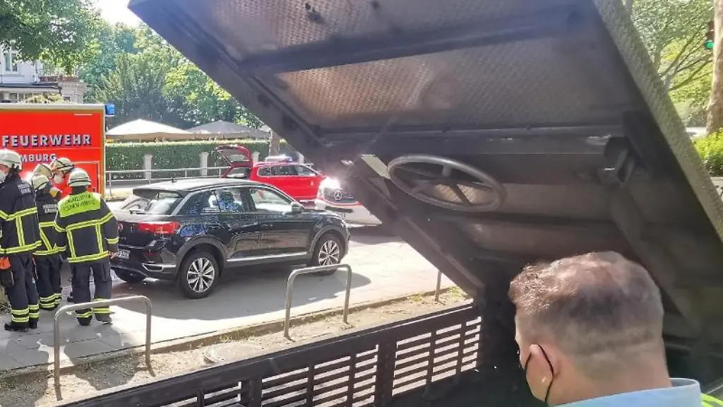 Eine-U-Bahn-der-Linie-U1-ist-in-Hamburg-Rotherbaum-gegen-ein-Hindernis-im-Tunnel-gefahren