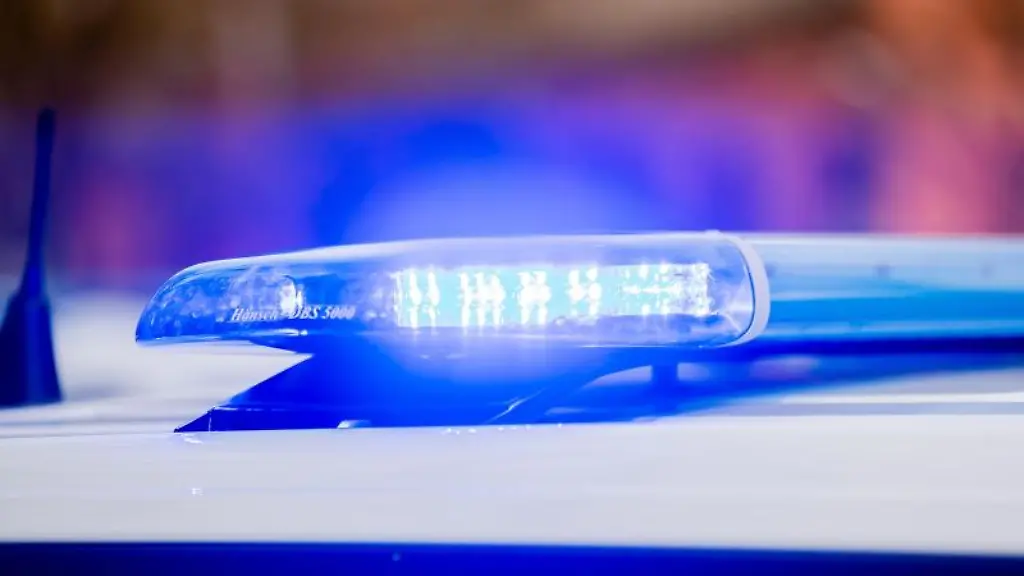 Das-Blaulicht-eines-Einsatzfahrzeuges-der-Polizei-leuchtet