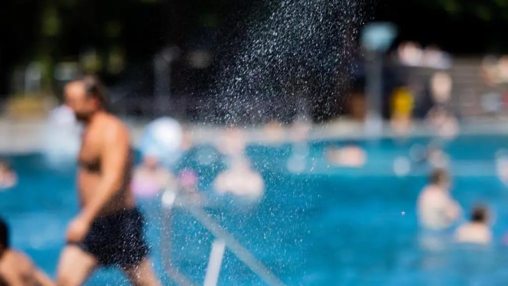 Menschen-baden-bei-strahlendem-Sonnenschein-und-blauem-Himmel-in-einem-Schwimmbecken