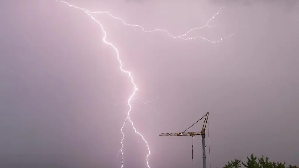 Ein-Blitz-schlaegt-ein