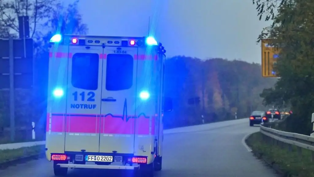 Mit-Blaulicht-ist-ein-Rettungswagen-im-Einsatz
