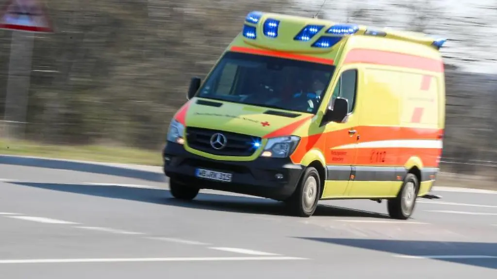 Ein-Krankenwagen-ist-mit-Blaulicht-im-Einsatz