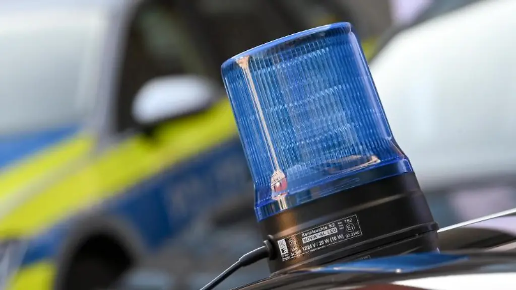 Ein-Blaulicht-ist-auf-dem-Dach-eines-Einsatzfahrzeuges-der-Polizei-zu-sehen