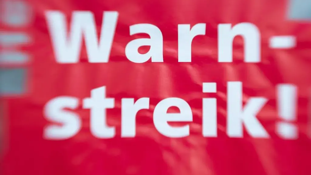 Warnstreik-steht-auf-einem-Schild