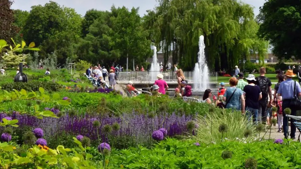 Besucher-geniessen-das-sonnige-Wetter-auf-der-Bundesgartenschau