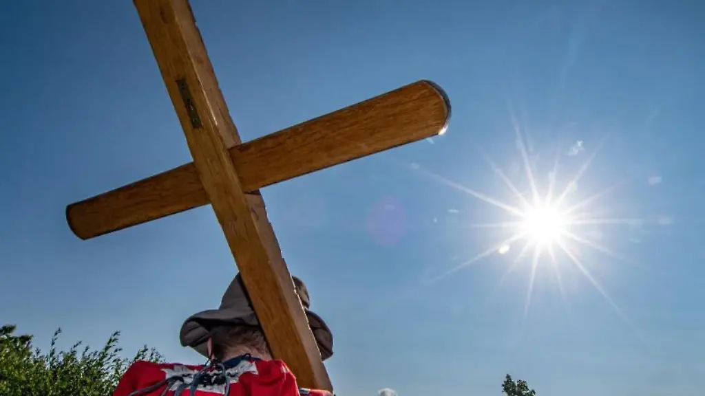 Ein-Pilger-traegt-ein-Holzkreuz