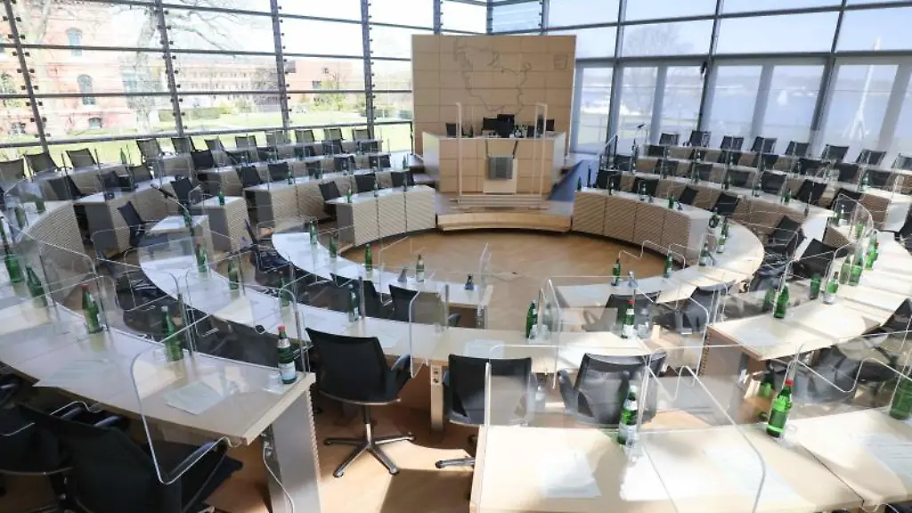 Blick-in-den-noch-leeren-Sitzungssaal-vor-einer-Sitzung-des-Landtags