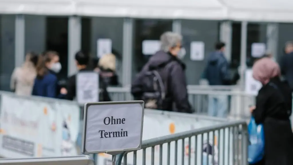 Ohne-Termin-steht-auf-einem-Schild-vor-einem-Corona-Testzentrum-in-der-Innenstadt-von-Hannover
