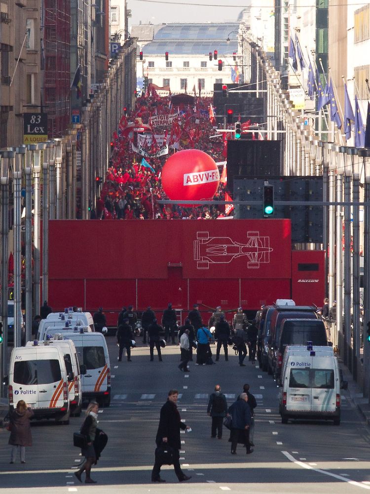 Hinter der Absperrung in der Rue de la Loi demonstrieren Gewerkschafter gegen die Sparpolitik der EU.