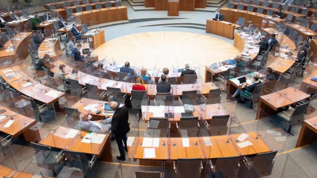 Der-Landtag-tagt-im-Plenum