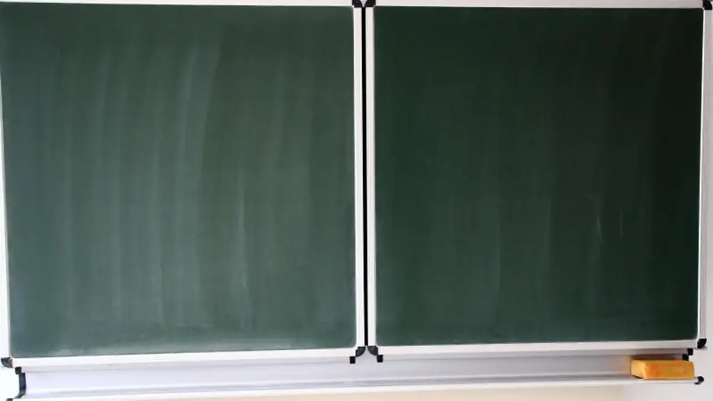 Eine-Schultafel-steht-in-einem-Klassenzimmer-in-einer-Schule