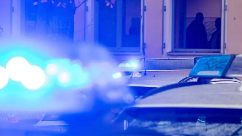 Polizeifahrzeuge-mit-Blaulicht