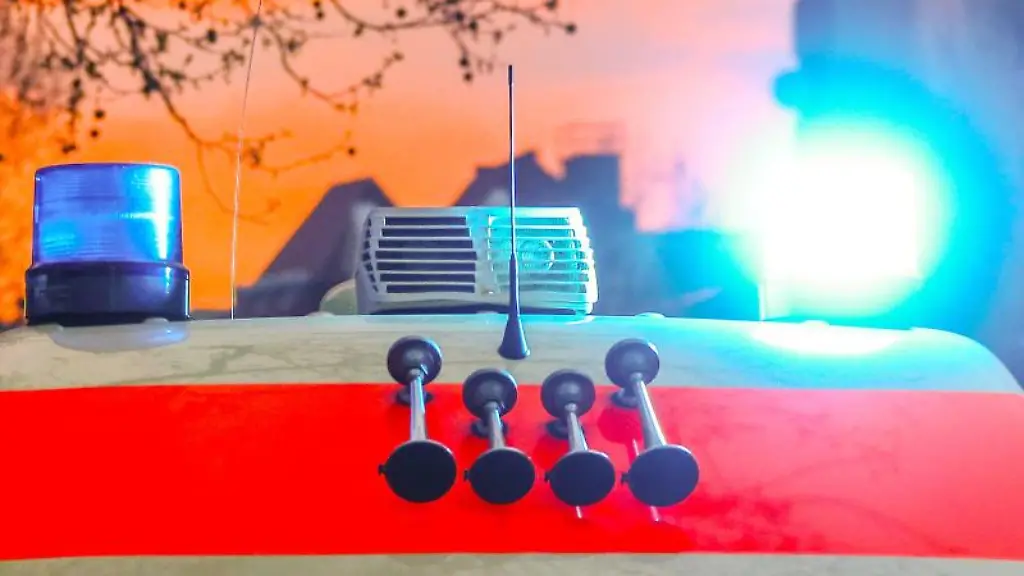 Ein-Rettungswagen-mit-Blaulicht-und-Signalhorn