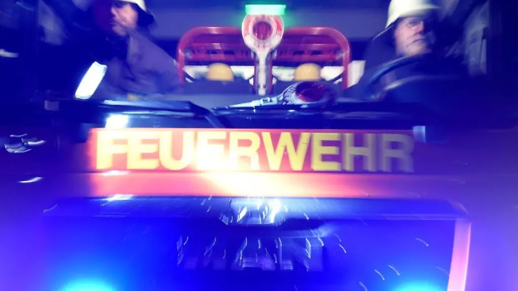 Feuerwehrmaenner-in-einem-Loeschfahrzeug