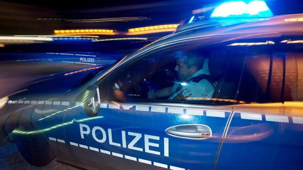 Eine-Polizeistreife-faehrt-zu-einem-Einsatz