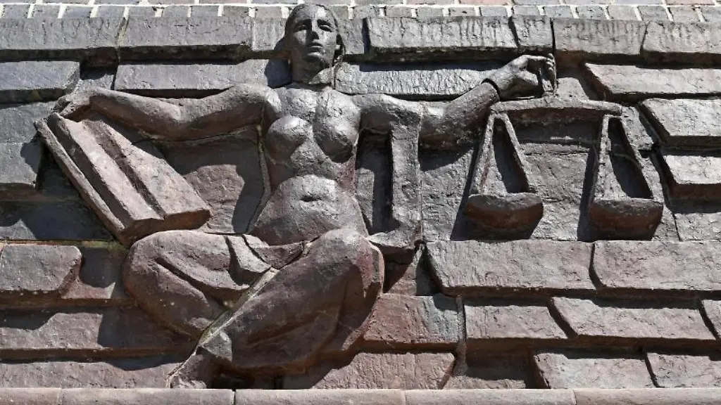 Eine-Justitia-an-einem-Gerichtsgebaeude