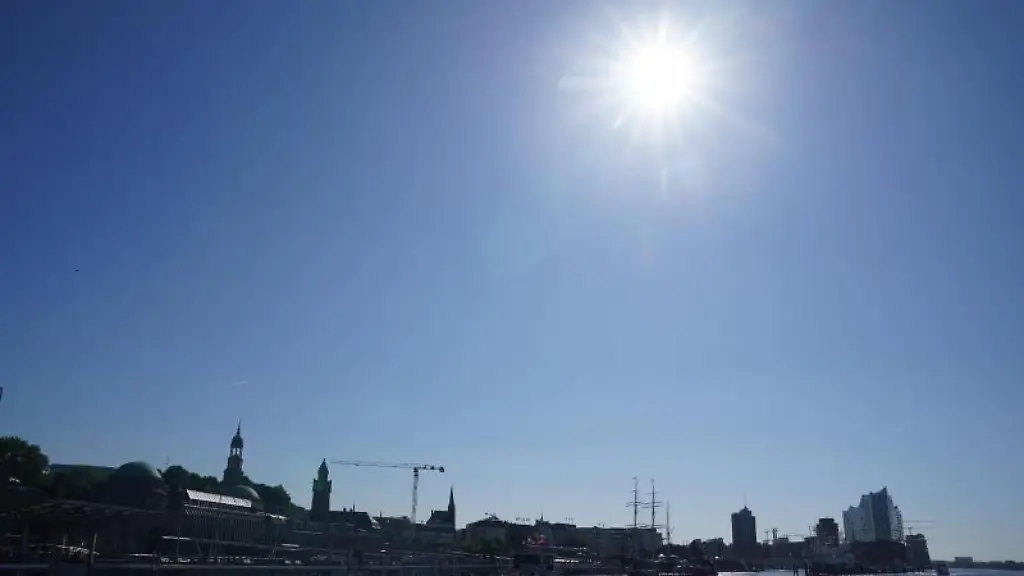 Faehren-verlassen-bei-strahlend-blauem-Himmel-die-Landungsbruecken-im-Hamburger-Hafen