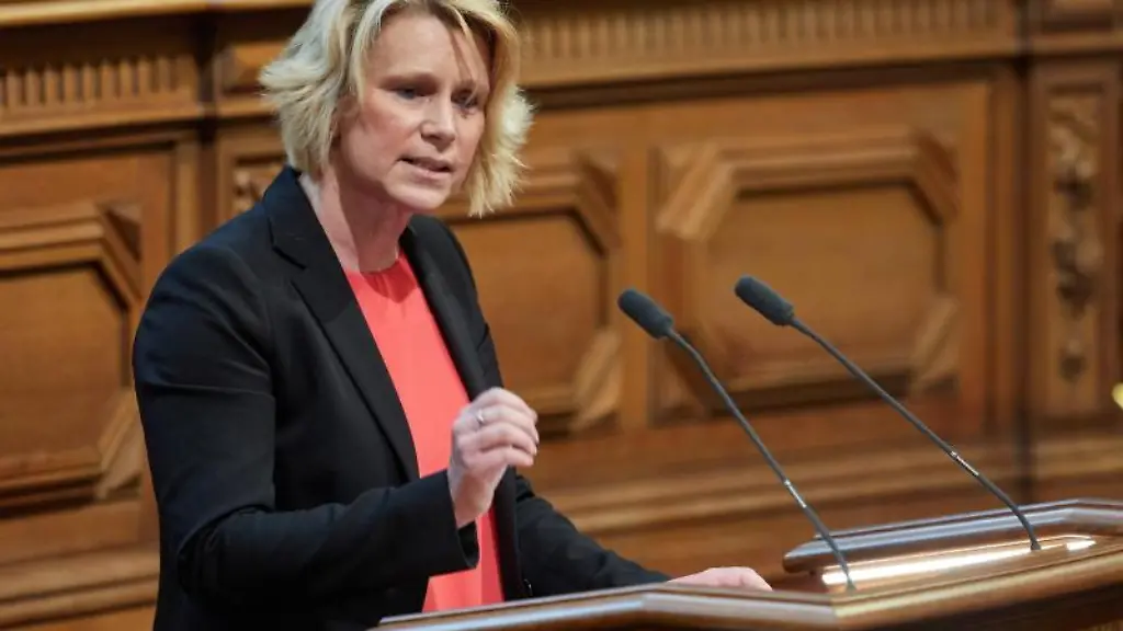 Die-Abgeornete-Birgit-Stoever-CDU-spricht-waehrend-einer-Sitzung-der-Hamburgischen-Buergerschaft