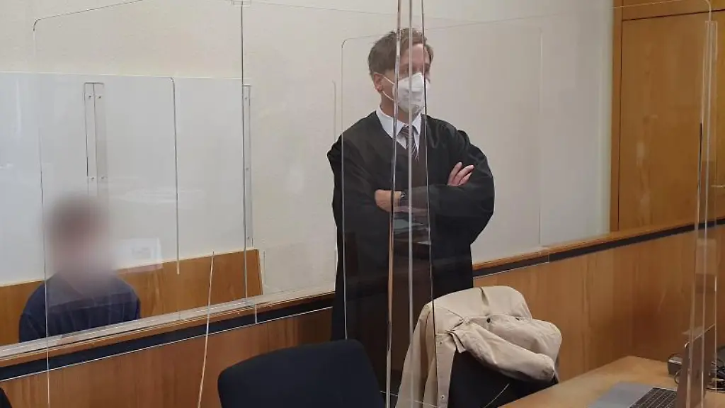 Der-Angeklagte-Daniel-Manuel-R-l-sitzt-hinter-seinem-Verteidiger-im-Saal-des-Amtsgerichts