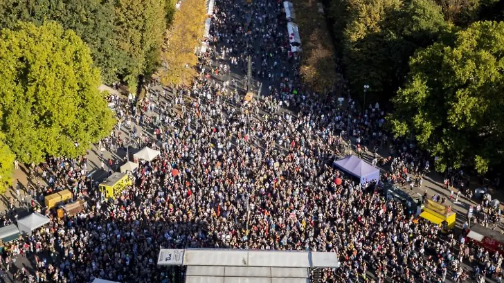 Eine-Demonstration-2018-gegen-Rassismus-und-Rechtsruck-mit-dem-Motto-Unteilbar