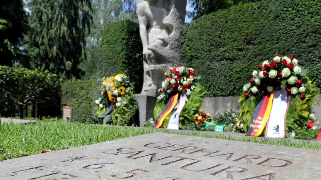 Auf-dem-Friedhof-an-der-Seestrasse-wurden-Kraenze-zum-Gedenken-an-den-Volksaufstand-von-1953-niedergelegt