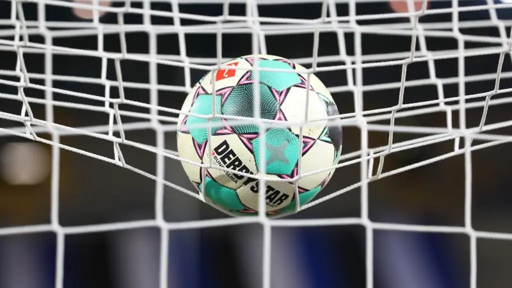 Ein-Fussball-liegt-im-Tornetz