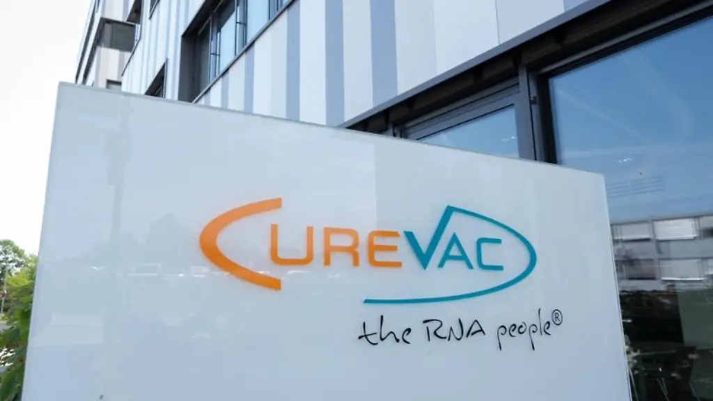 Ein-Schild-mit-dem-Logo-des-biopharmazeutischen-Unternehmens-Curevac-steht-vor-der-Zentrale