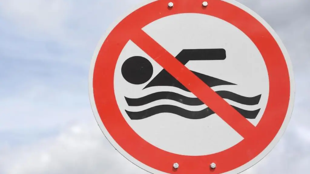 Ein-Schild-weist-auf-ein-Badeverbot-hin