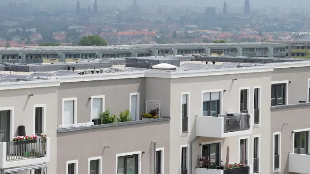 Blumenkaesten-stehen-auf-dem-Balkon-von-Wohnungen-eines-Neubauprojekts