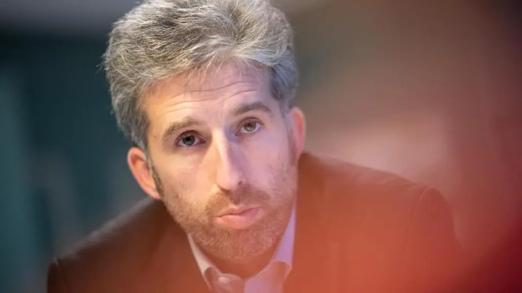 Boris-Palmer-Buendnis-90-Die-Gruenen-Oberbuergermeister-der-Stadt-Tuebingen-schaut-in-die-Runde