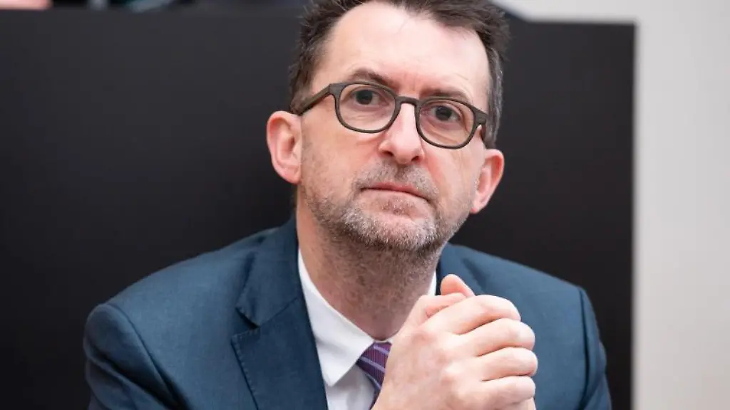 Reinhold-Jost-SPD-Minister-fuer-Umwelt-und-Verbraucherschutz-sitzt-im-Landtag