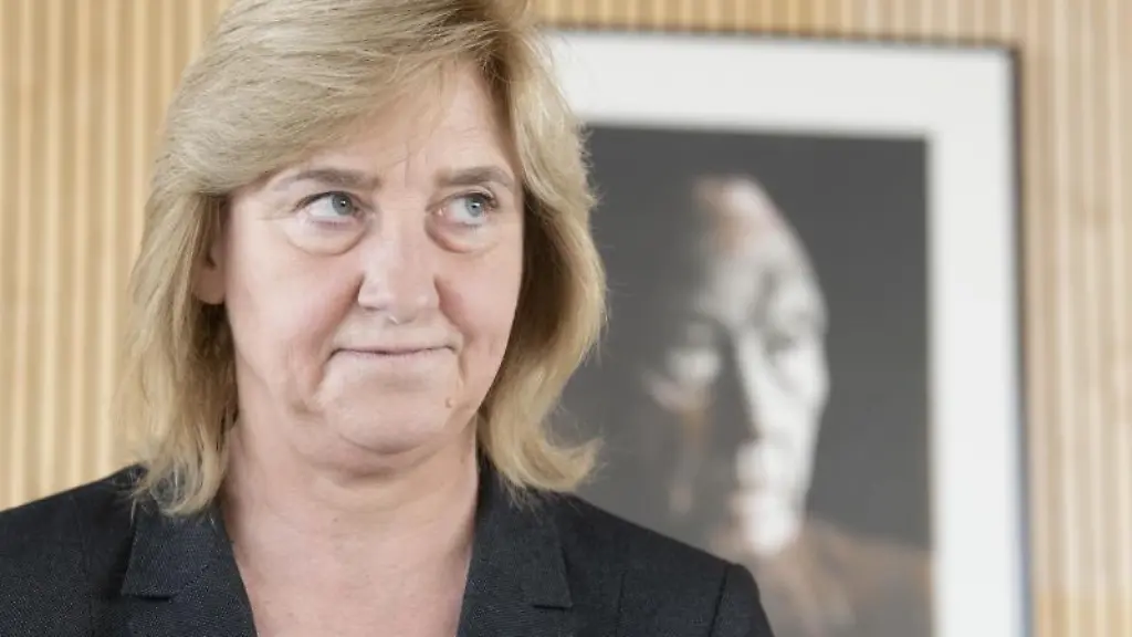 Die-hessische-Justizministerin-Eva-Kuehne-Hoermann-CDU-schaut-in-die-Runde