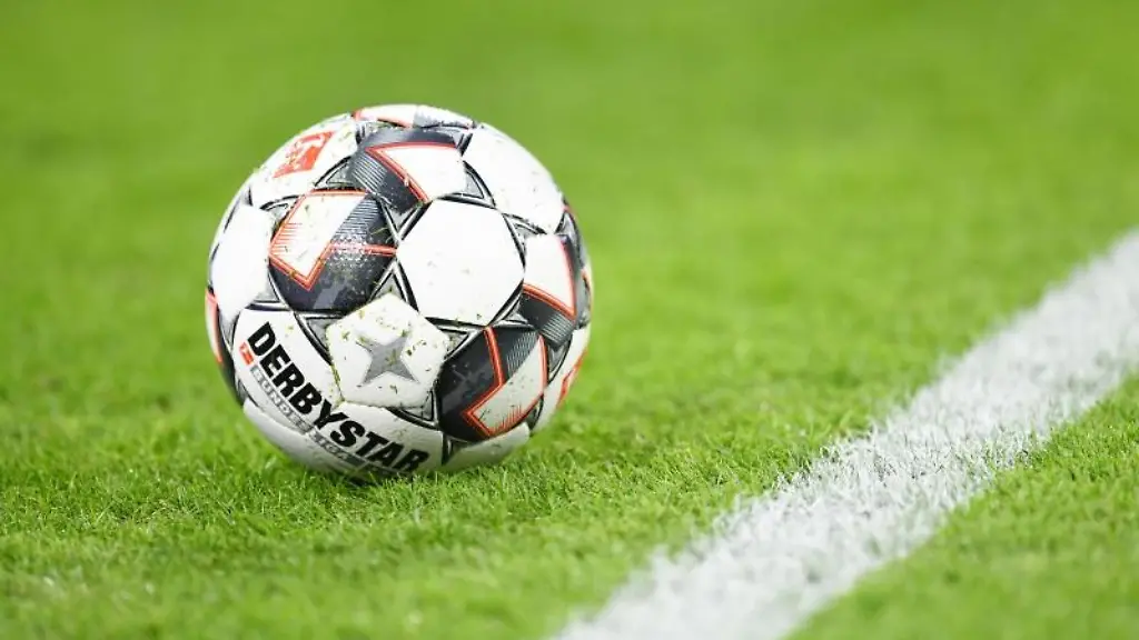 Ein-Fussball-liegt-auf-dem-Rasen