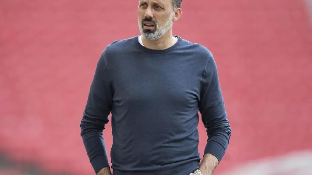 Stuttgarts-Trainer-Pellegrino-Matarazzo-steht-vor-dem-Spiel-im-Stadion