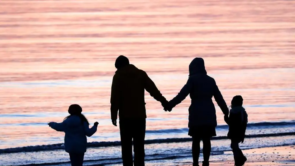 Eine-Familie-steht-am-Wasser