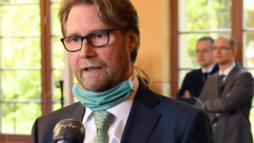 Thueringens-Justizminister-Dirk-Adams-Gruene-spricht-vor-einer-Verhandlung-im-Thueringer-Verfassungsgerichtshof