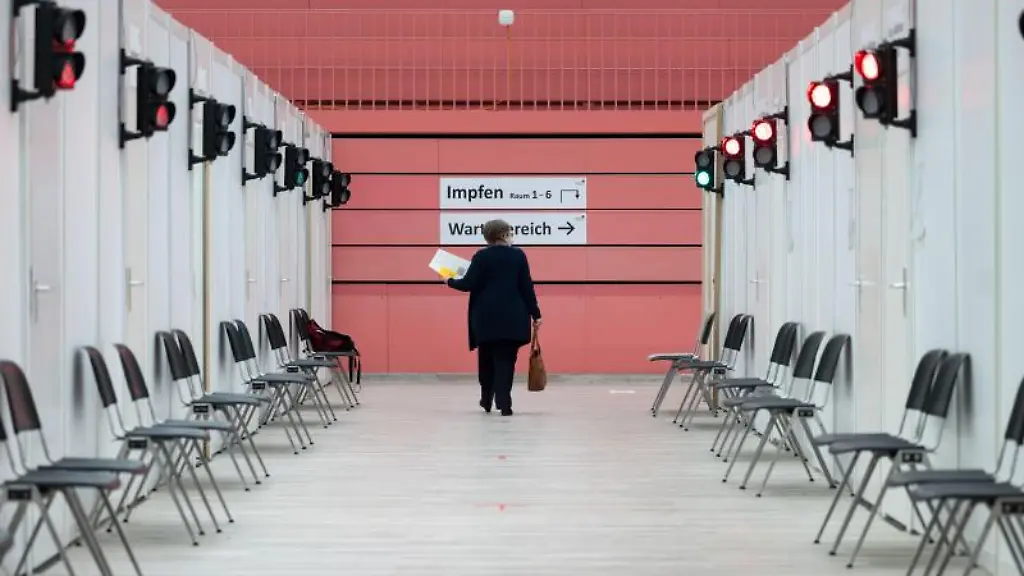 Eine-Frau-geht-durch-ein-Impfzentrum