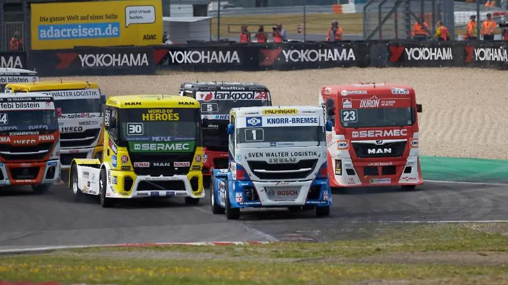 Eine-Szene-aus-einem-Wertungslauf-der-FIA-Racetrucks-im-Jahr-2019-auf-dem-Nuerburgring