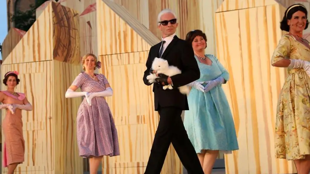 Die-Beteiligten-an-Jacques-Offenbachs-Operette-Pariser-Leben-proben-auf-der-Buehne-vor-der-Schlosskirche-in-Neustrelitz