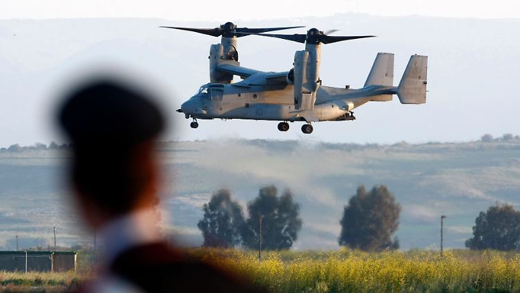 Am Stützpunkt Sigonella sieht ein Carabinieri zu, wie ein Hubschrauber mit US-General Carter Ham an Bord abhebt.