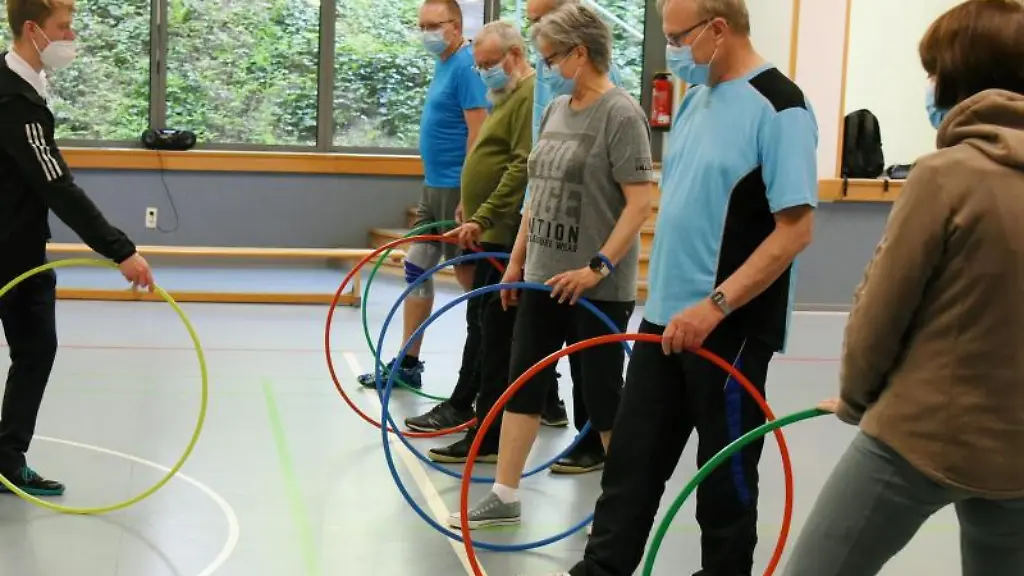 Post-Covid-Patienten-trainieren-in-einem-Reha-Zentrum-mit-Reifen